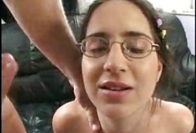 Rahyndee corrida James folla en el sofá sexo con muy viejas de casting