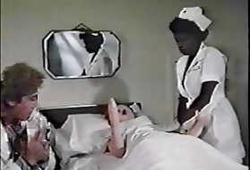 Sus grandes orgias maduras pollas labios están a punto de desgarrarse.