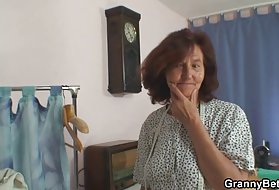 Paciente dañado puede traje tetas maduras ser inyectado por el médico.