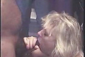 POV morena de las mujeres follar maduras mamando en el garaje
